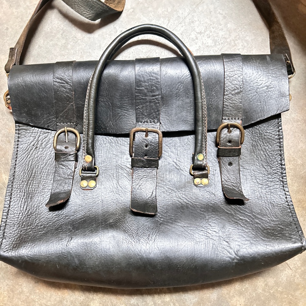Big Black Leather Satchel Messenger Bag with Buckle Straps & Long Shoulder Strap - Picture 8 of 9